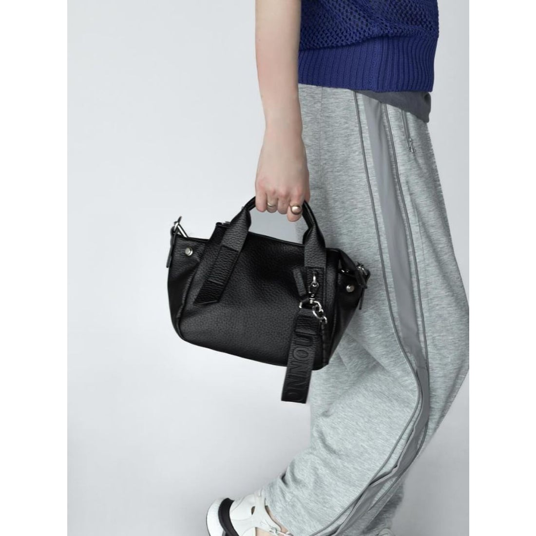 ヌエール nouer チャーム付きエコレザー2wayバッグ （ブラック） -靴