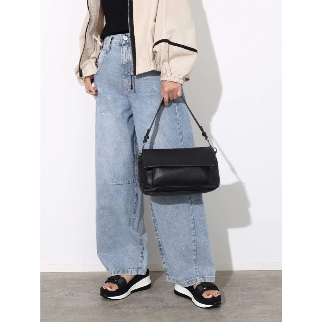 ヌエール nouer ボトムエンボスロゴバッグ （ブラック） -靴