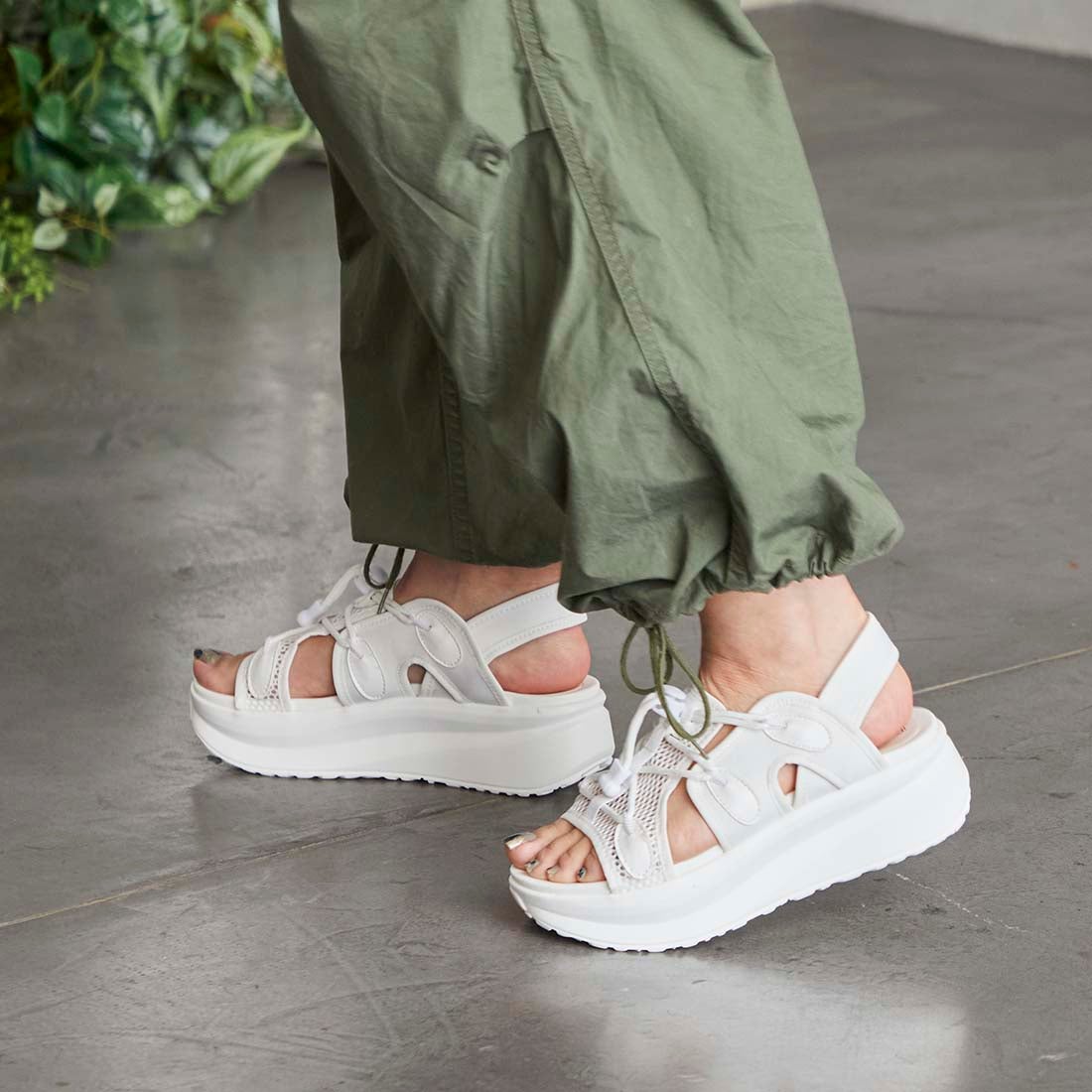 ノヤウ noyau プラットフォームメッシュサンダル （ホワイト） -Mode