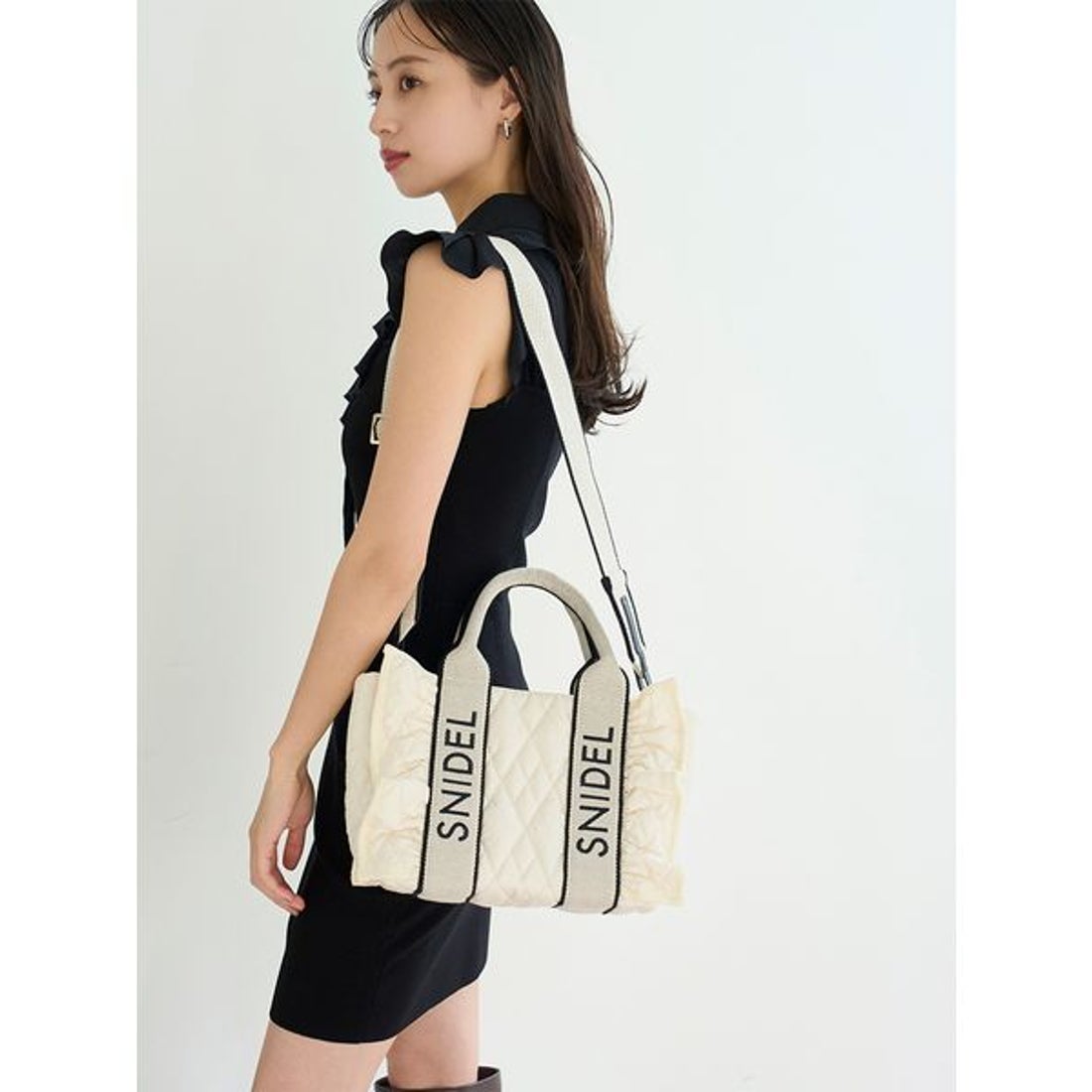 スナイデル SNIDEL フリルキルティングロゴバッグ （BLK