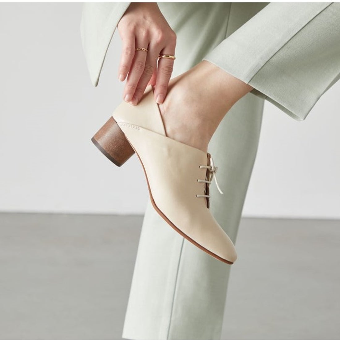 サヤ SAYA 4cm本革ヒールレースアップシューズ （ライトベージュ