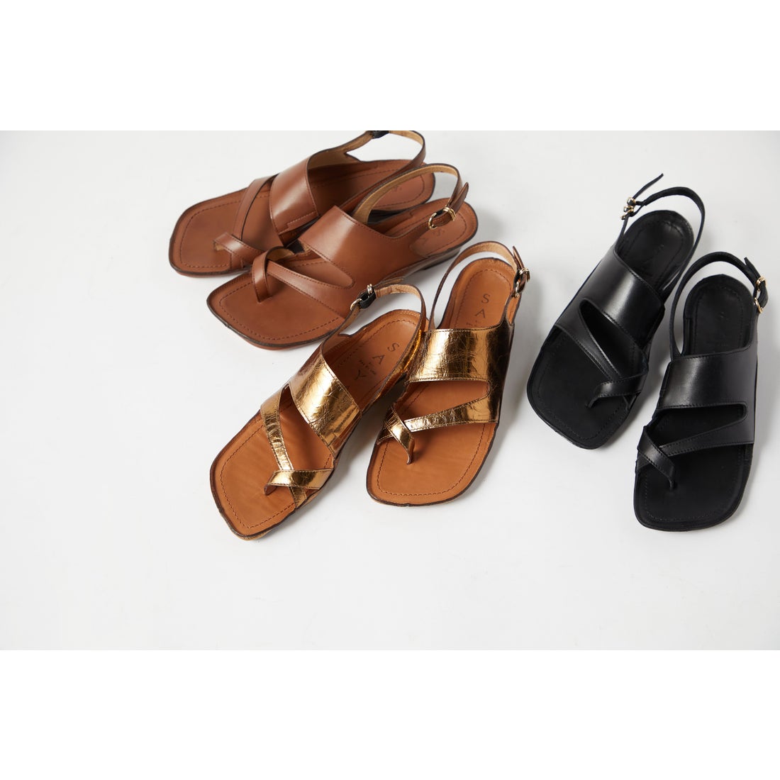 サヤ SAYA 本革プラット製法ウェッジサンダル （ブラウン） -【公式