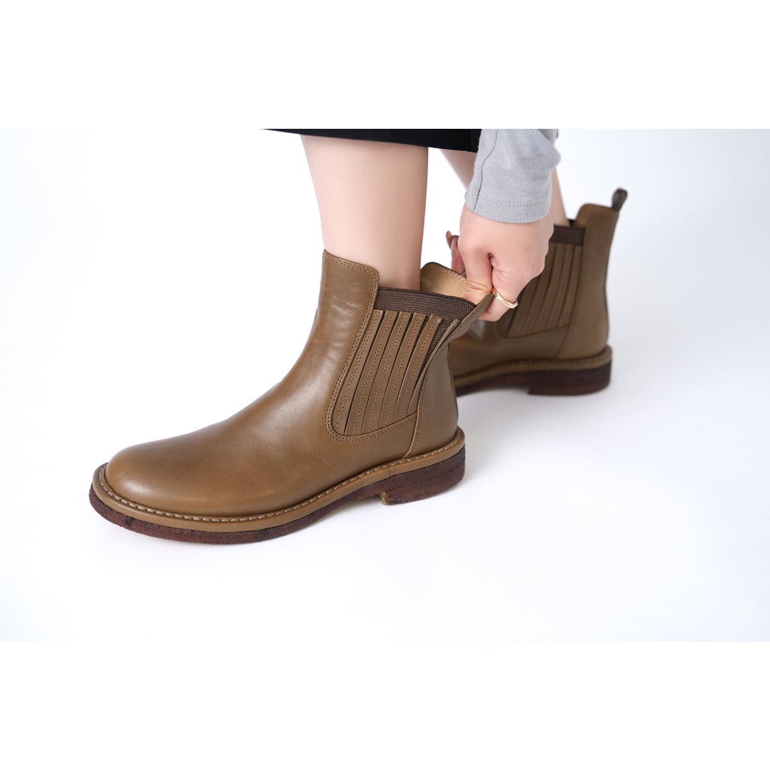 サヤ SAYA 3cm本革ラウンドトウプラット製法サイドゴアブーツ （ダーク