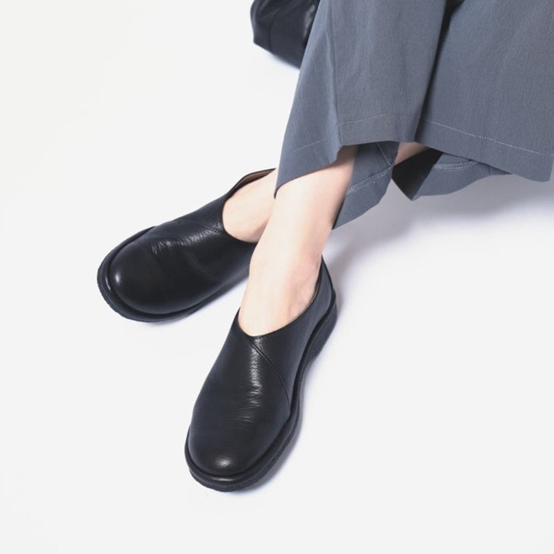 サヤ SAYA クレープ本革ラウンドトウプラット製法スリッポンシューズ