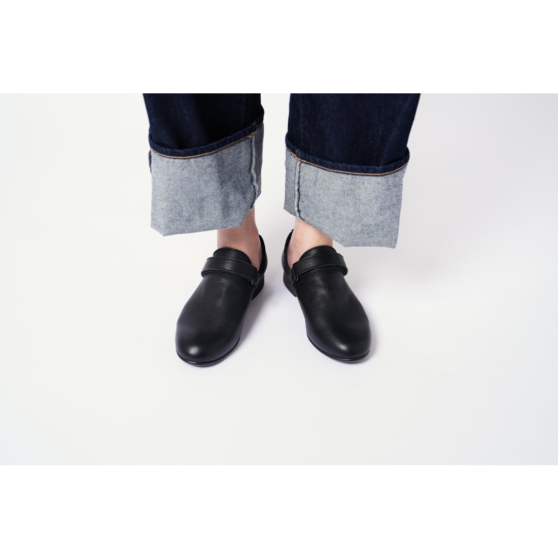 サヤ SAYA フラット本革ラウンドトウベロクロストラップシューズ