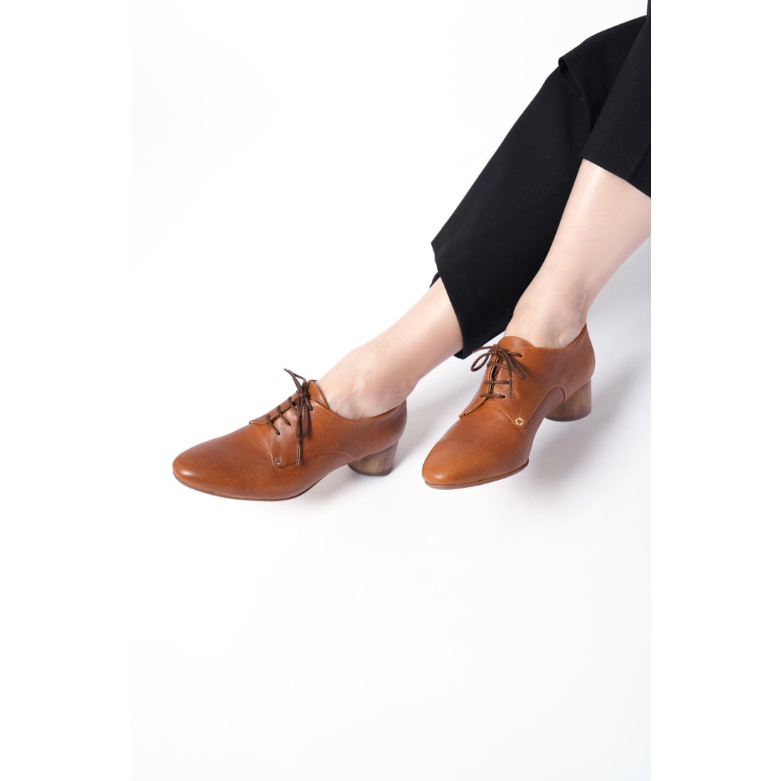 サヤ SAYA 4cm本革プレーントウレースアップパンプス （ブラック