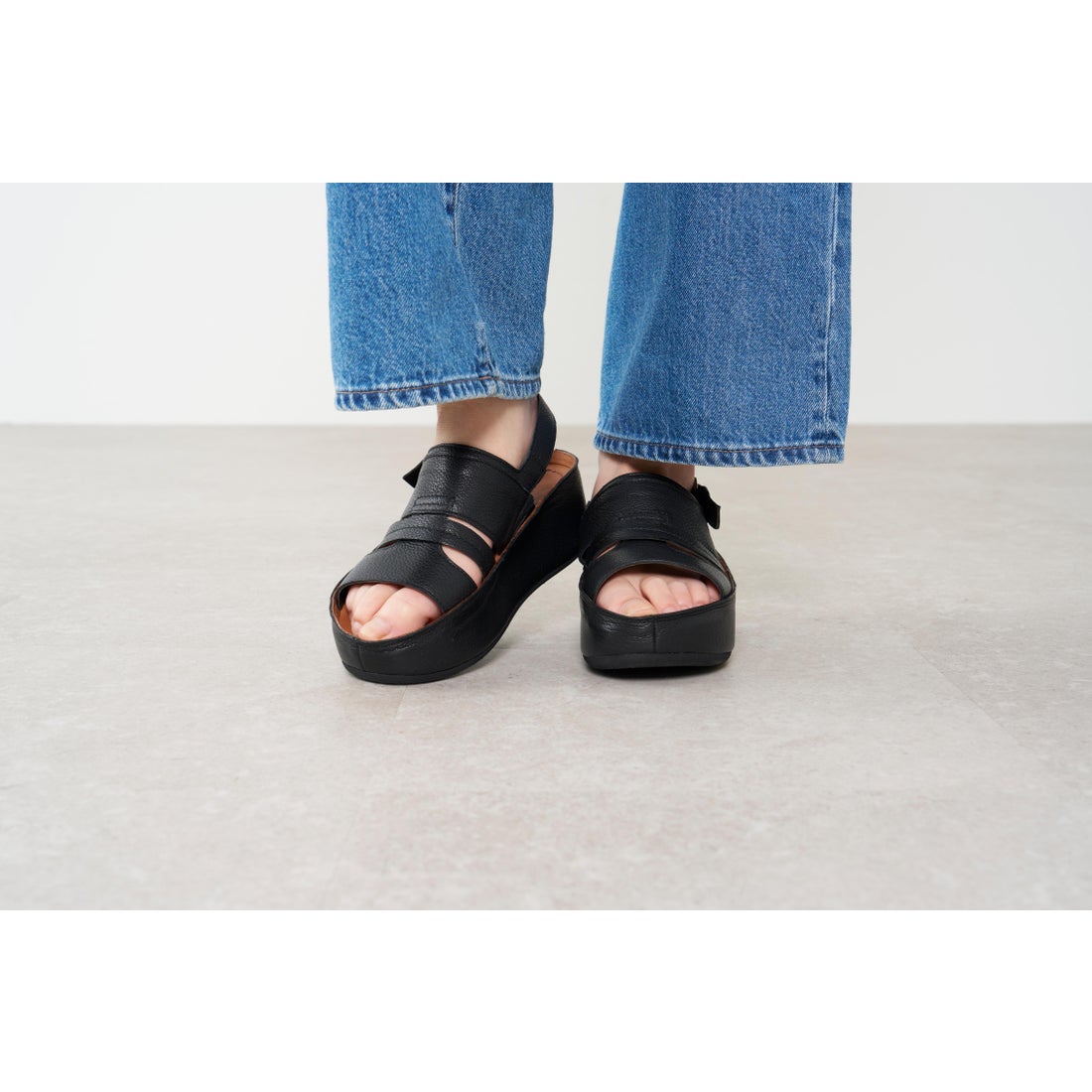 サヤ SAYA 4.5cm厚底本革プラット製法サンダル （ブラック） -【公式