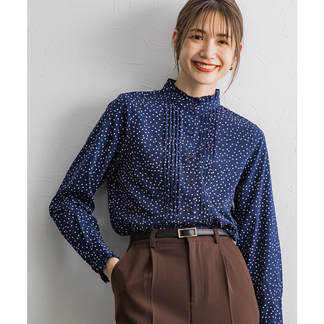 Pierrot フリルネックピンタックブラウス （ドット/ネイビー