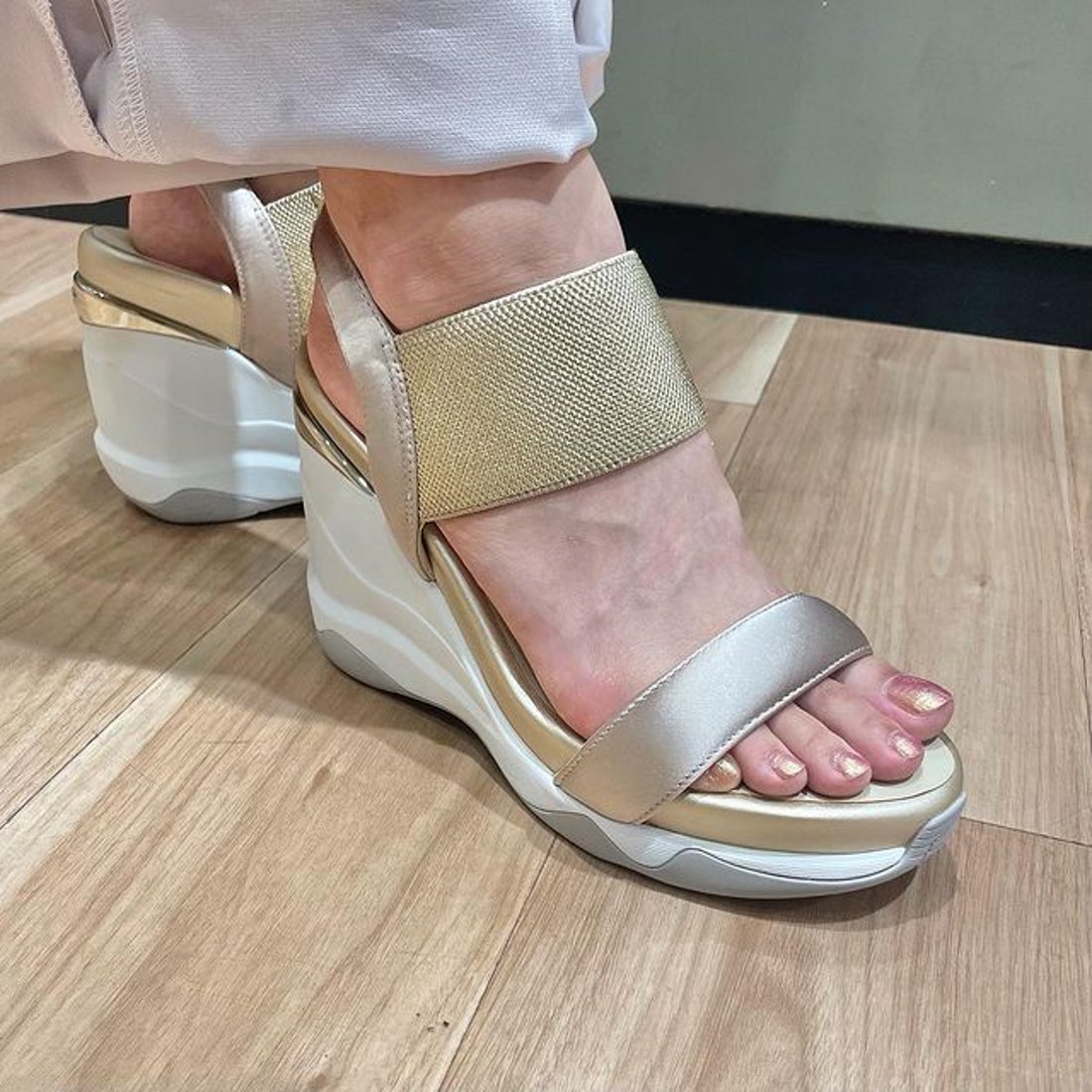 プラスダイアナ ＋diana ハイウェッジ サテン×メタリックゴムサンダル