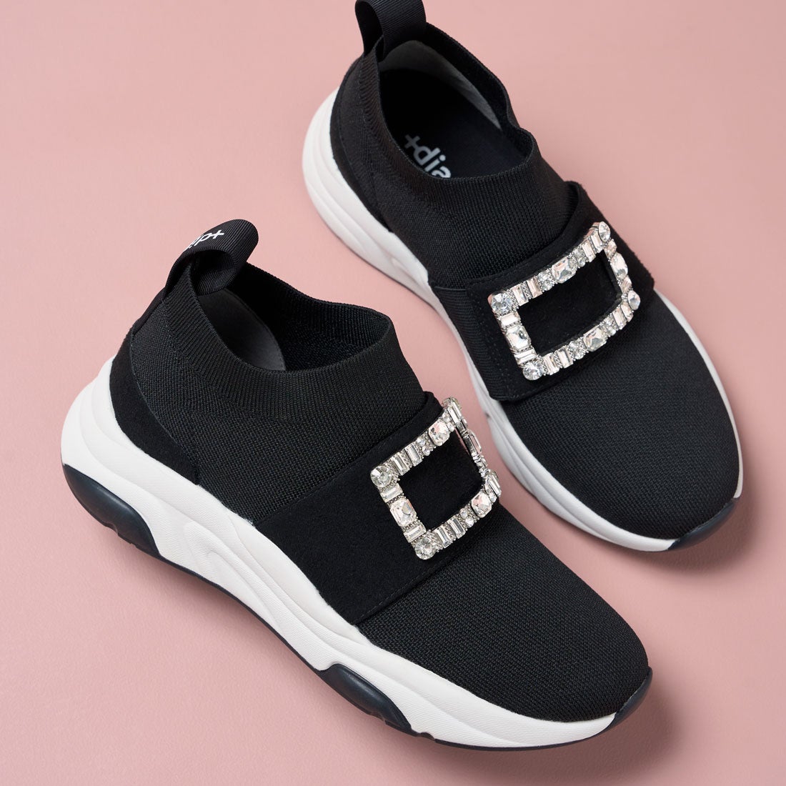 プラスダイアナ ＋diana 【軽量・撥水加工】クリスタルバックル ニット