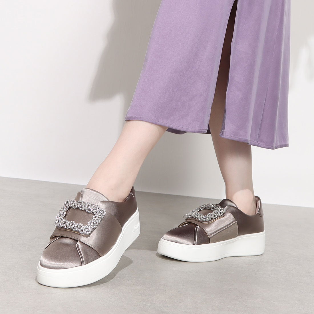 ＋diana プラスダイアナ +diana 超軽量ビジューバックルスリッポン