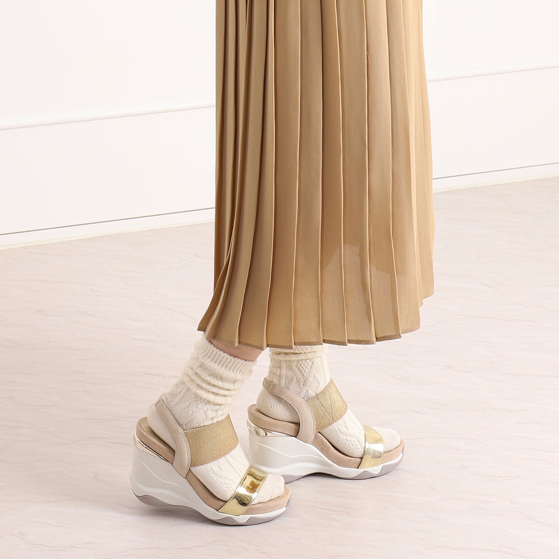 プラスダイアナ ＋diana ハイウェッジ メタリックサンダル （ゴールド