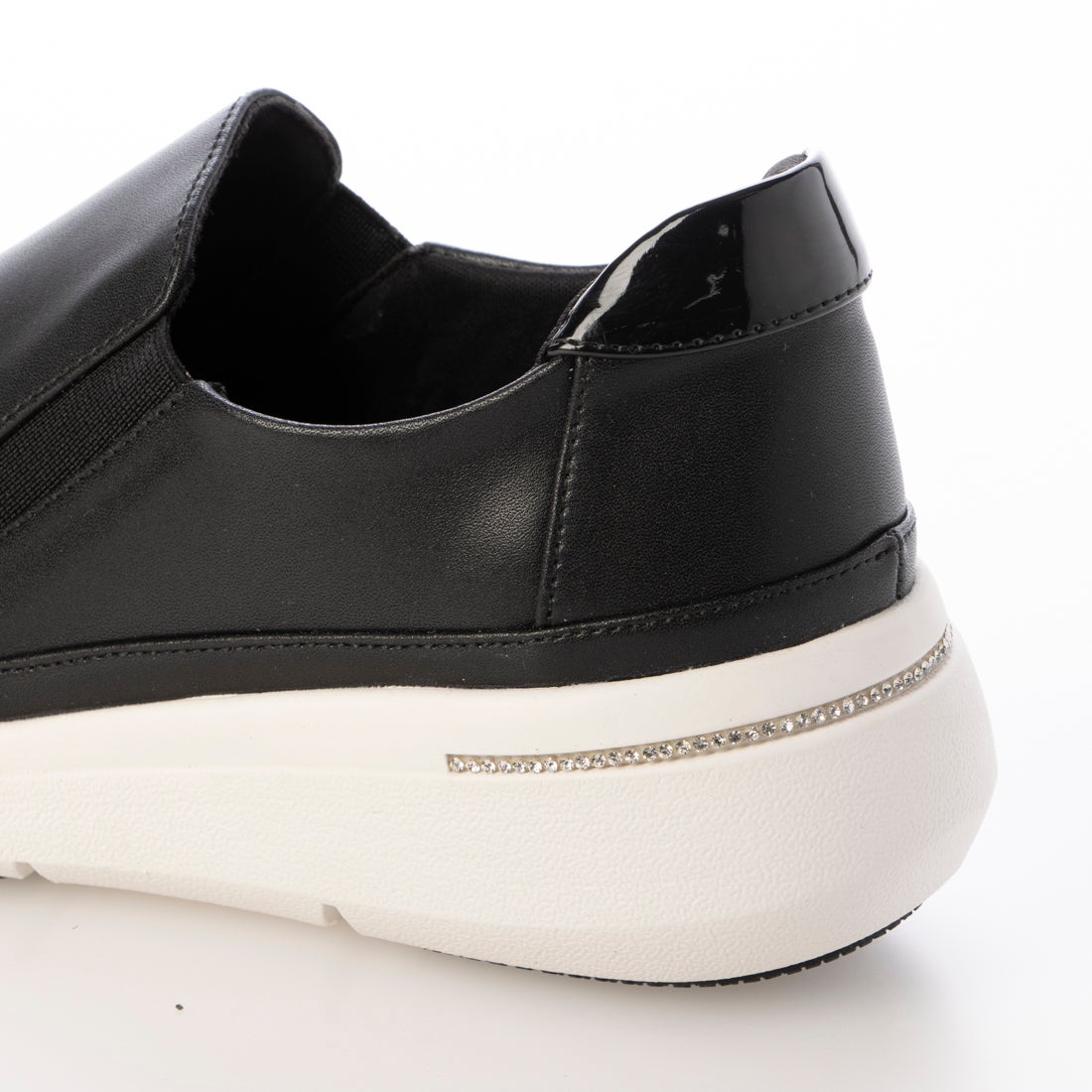 アンリーフ unReef トゥーキャップスリッポンスニーカー （ブラック