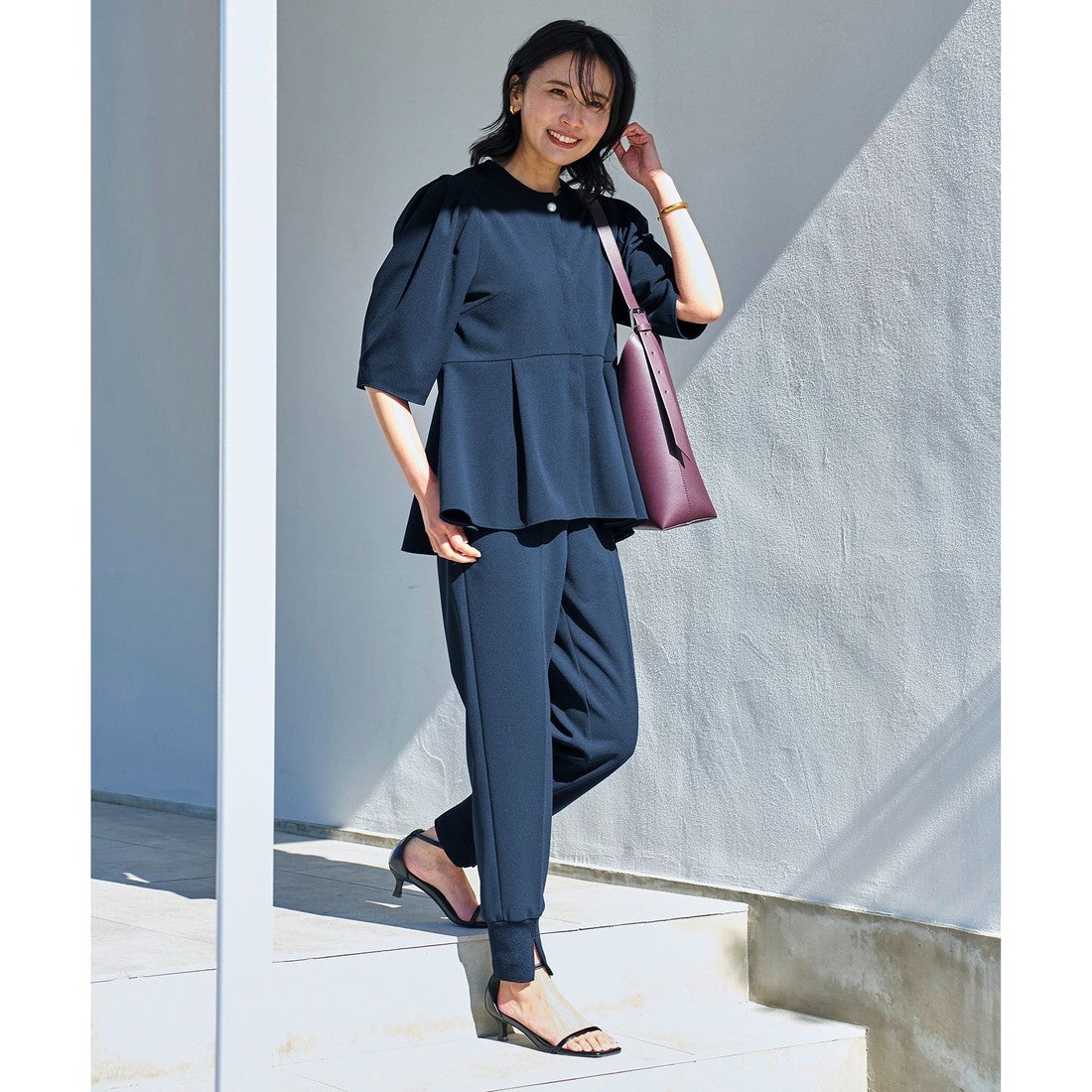 UNFILO 【VERYコラボ】BEAUTY MOVE ペプラムブラウス （ブラック） -靴