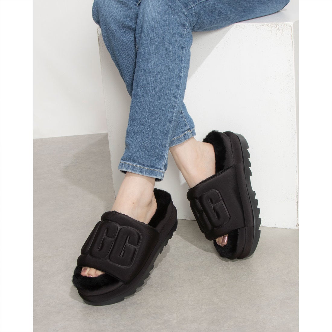 アグ UGG セール仕入れ☆UGG MAXI GRAPHIC SLIDE 厚底ファーサンダル