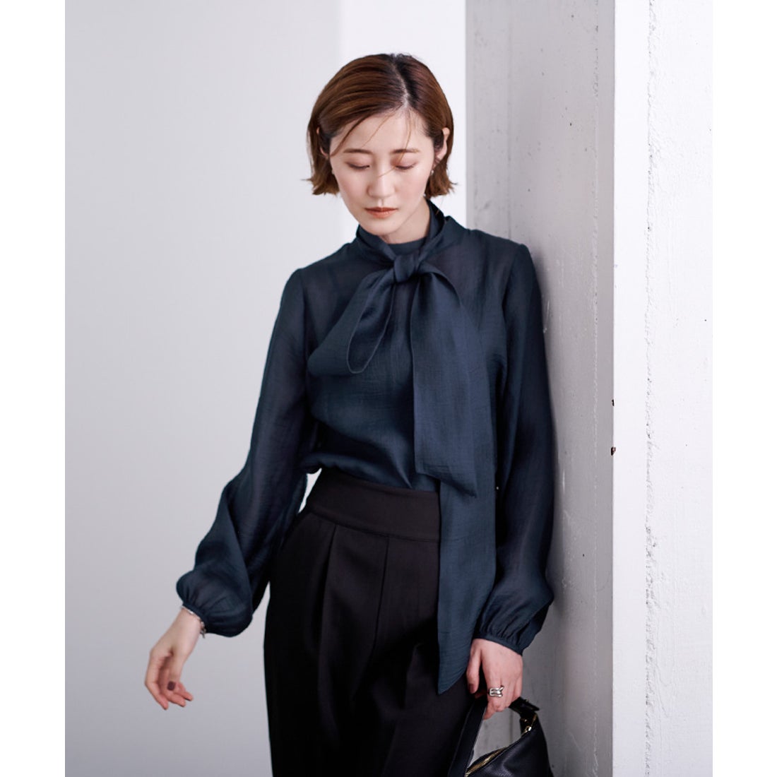 ユアーズ ur's ボウタイ付シアーハイネックブラウス （ネイビー） -靴