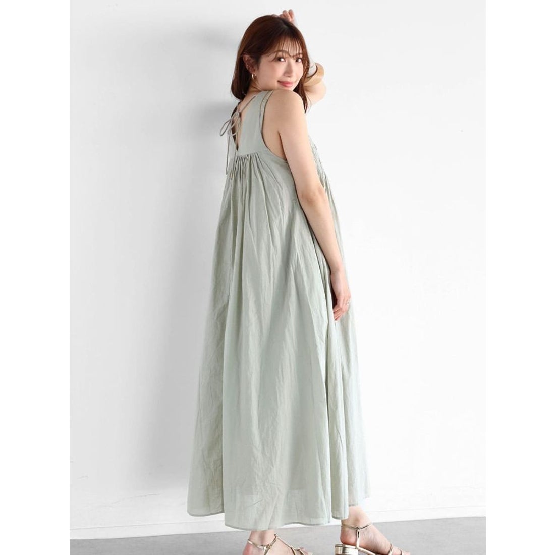 ヴァン Vin シャーリング刺繍ノースリーブワンピース （ブラック） -靴