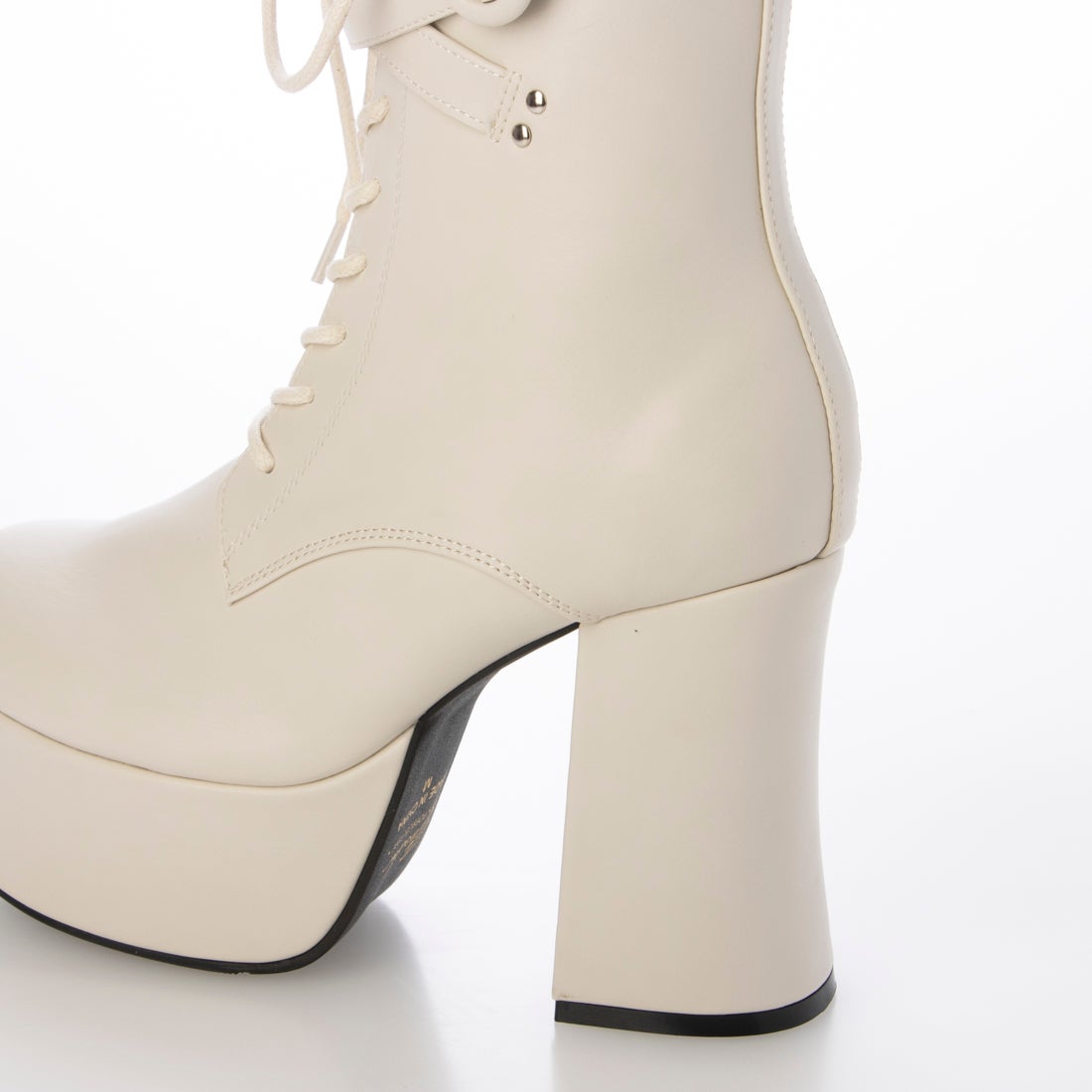 ヨースケ YOSUKE 厚底レースアップブーツ （アイボリー