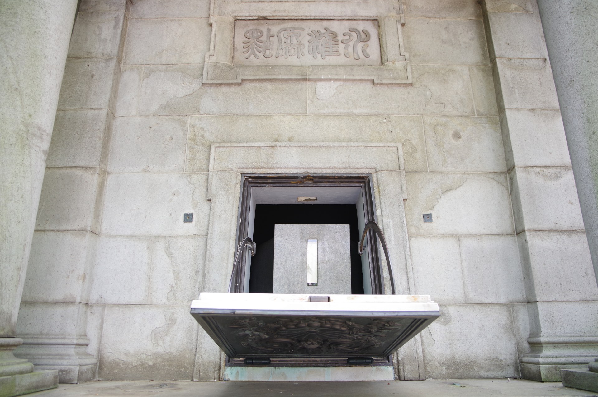 日本の高さの基準点「日本水準原点」一般公開