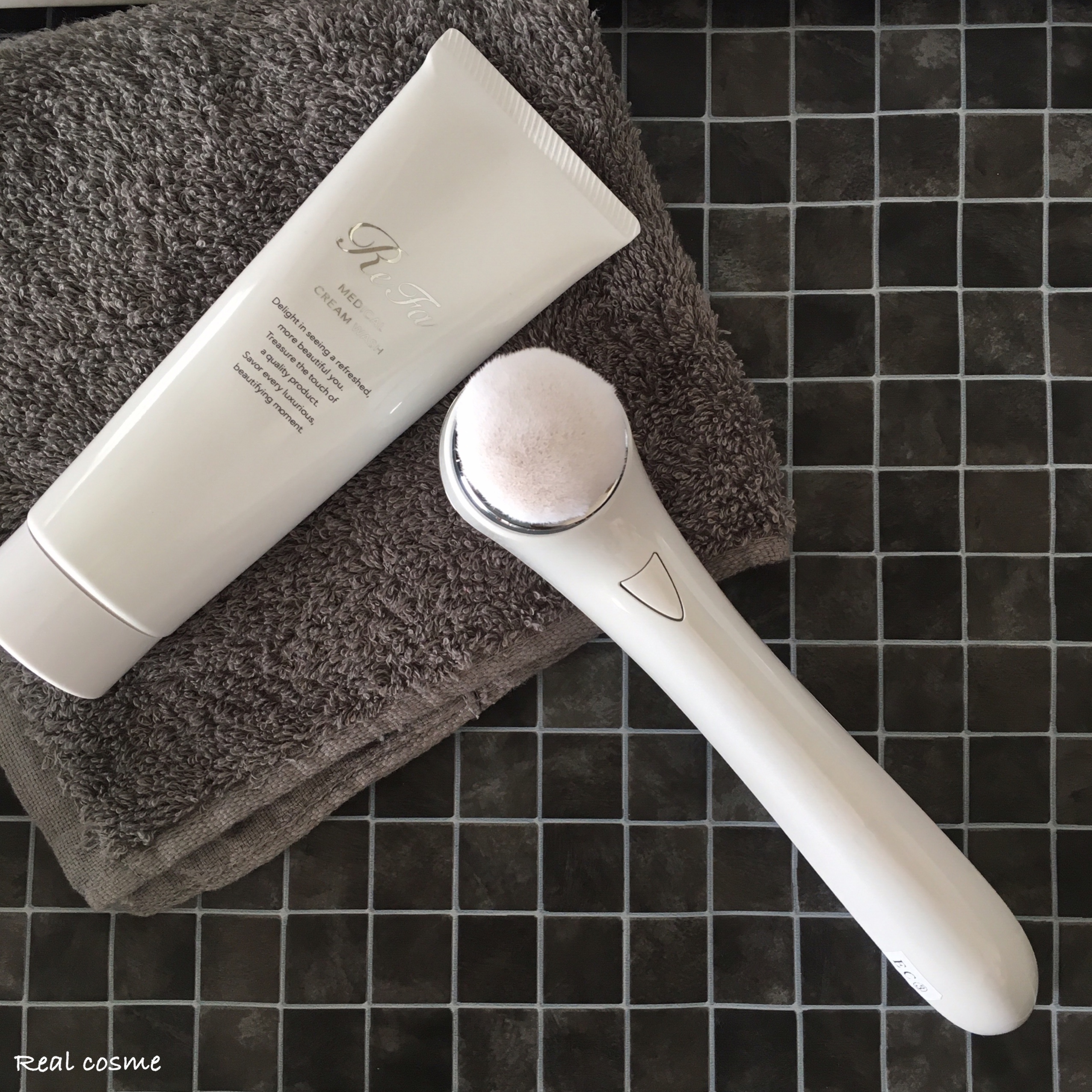 あのReFaから、毛穴汚れもすっきりオフする洗顔ブラシ『リファクリア