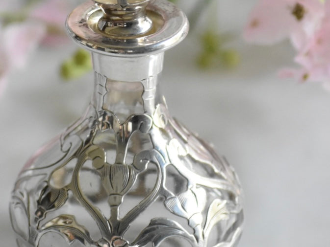シルバーオーバーレイの小さな香水瓶 – Antique Serendipity