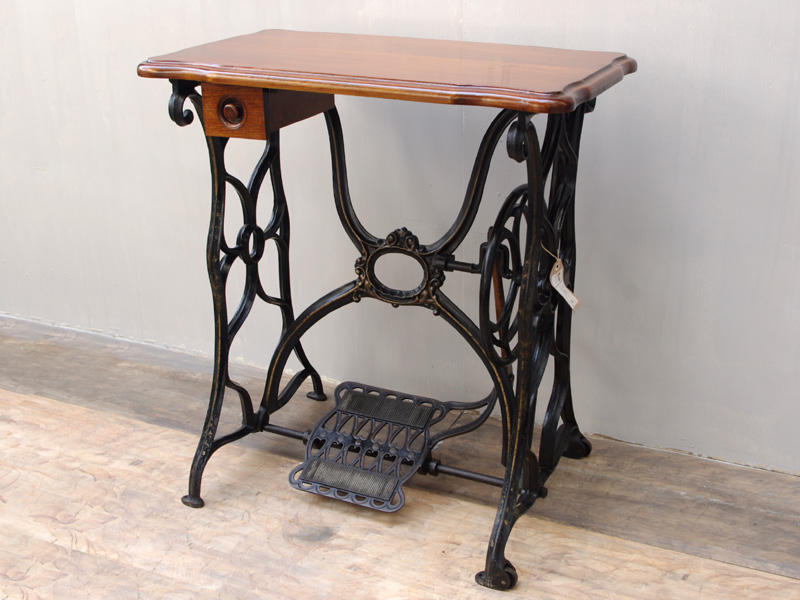 No.912 メーカー不詳 足踏みミシンの鉄脚テーブル：アンティークミシン