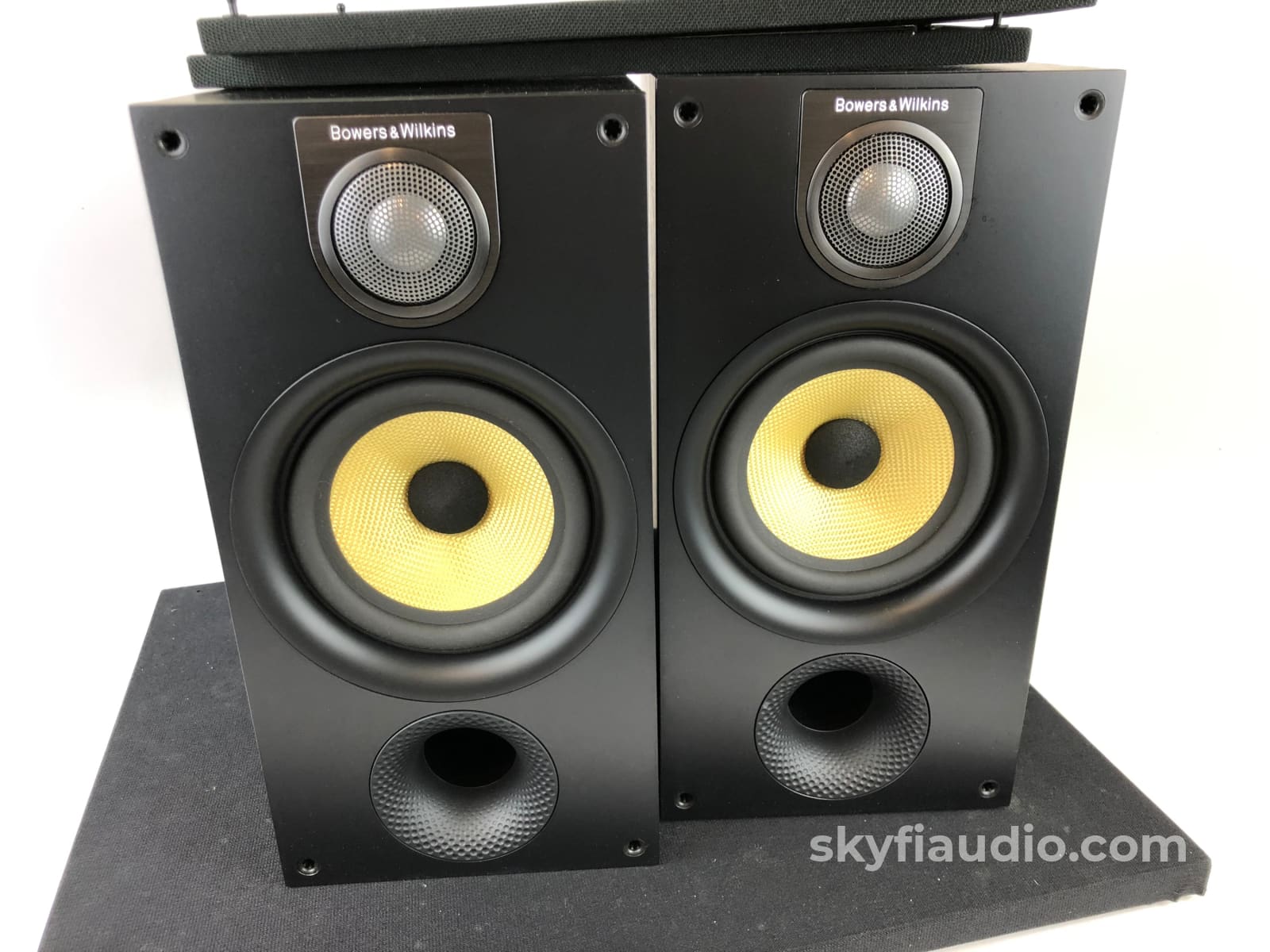 B&W (Bowers & Wilkins) 686 S2 Bookshelf Speakers