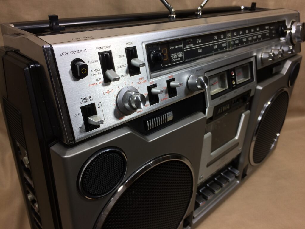 アイワ CS-80 – 切れ味あるデザインの実力派ラジカセ | 【昭和レトロ