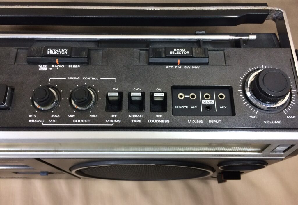 日立 TRK-5240 – 大口径のホワイトコーンを大出力で鳴らす愉悦