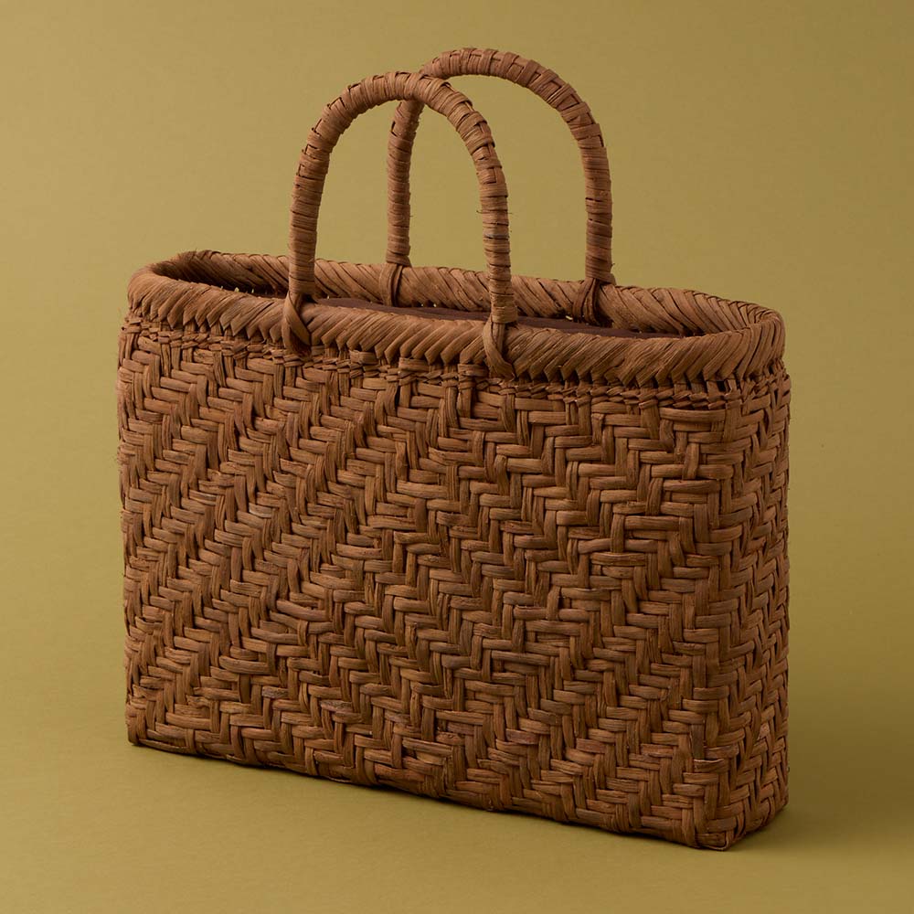 戸田寒風さんの山ぶどう籠バッグ 交差網代編み平型: ファッション