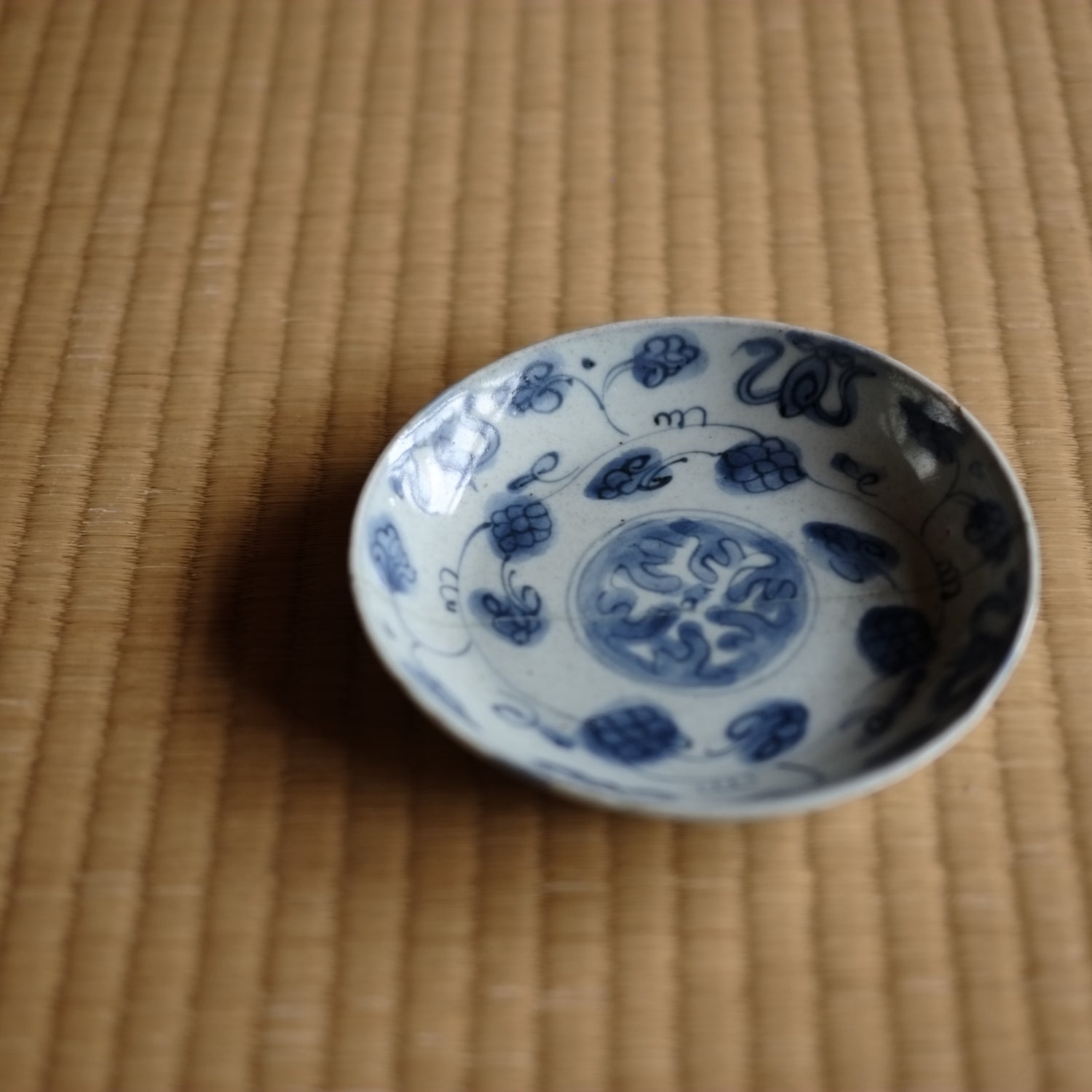 古染付 花唐草文 青花平皿(明朝末期) – 逢季荘