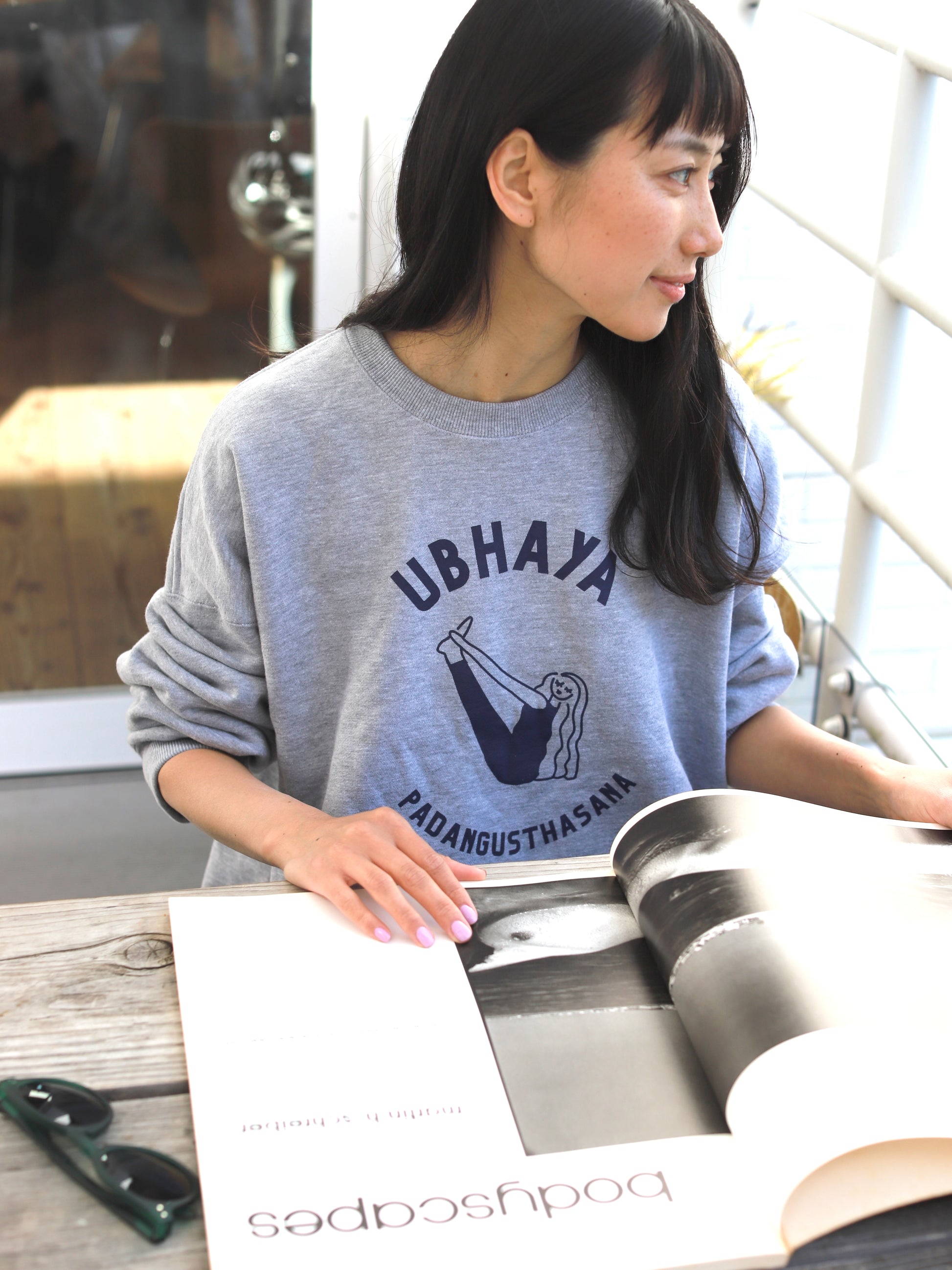 SRI.RAMANA.RITA.YOGUE／Ubhaya Padangusthasana トレーナー（グレー