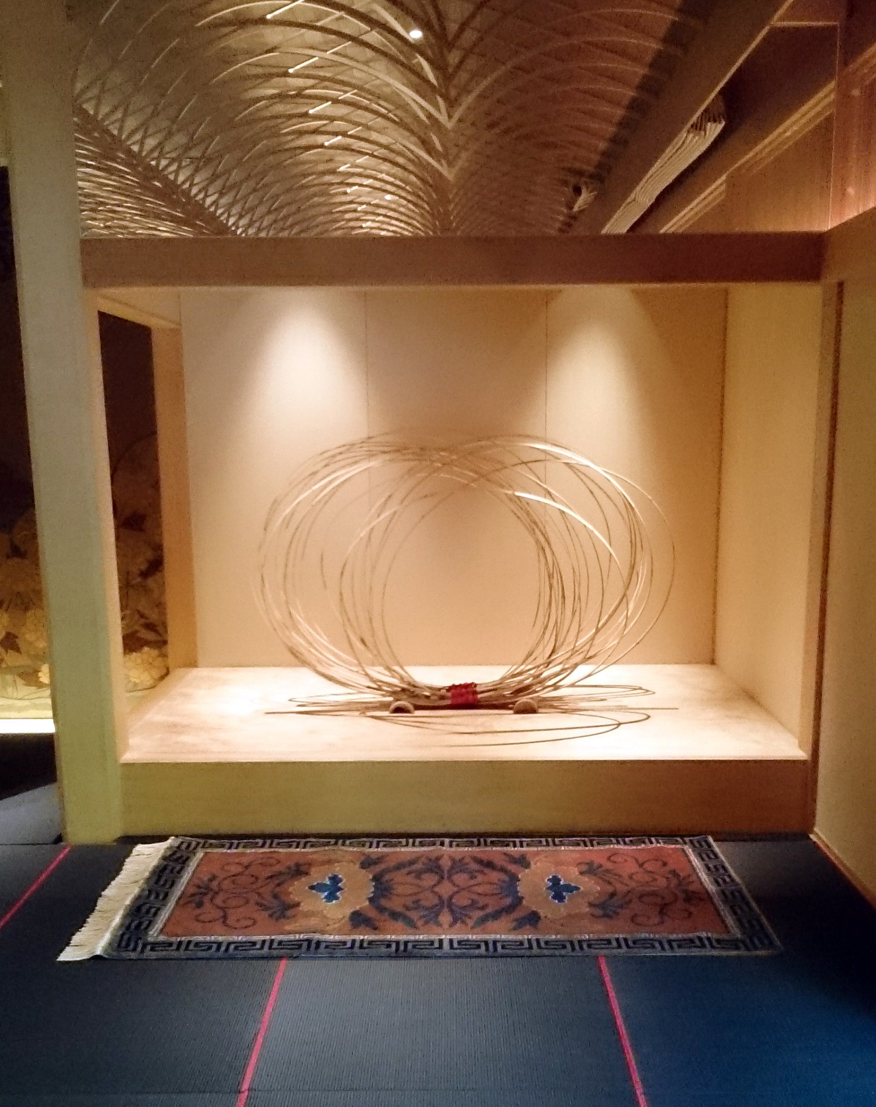 牡丹唐草縁二重雷文 「Botankarakusa Fuchinijuraimon」 – 本家鍋島緞通