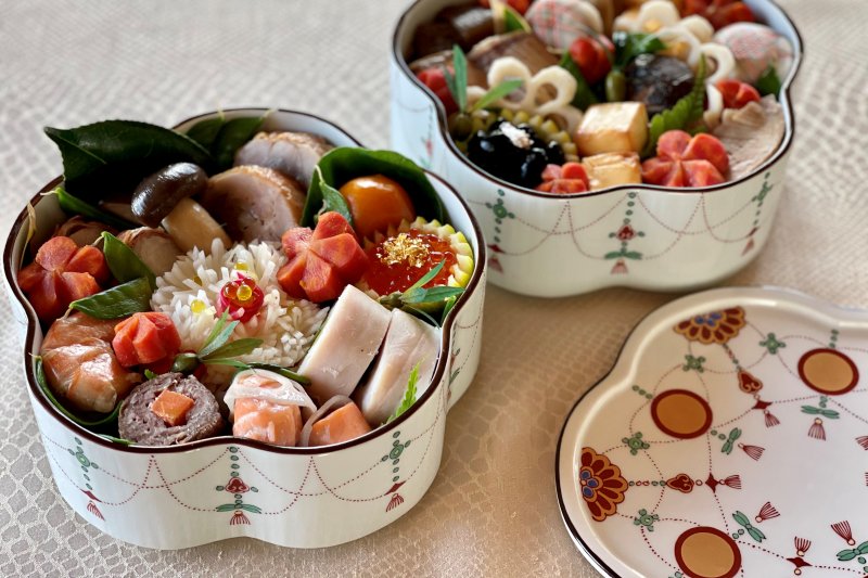 錦日輪赤玉瓔珞文【花型二段重】｜有田焼なら賞美堂本店オンラインショップ