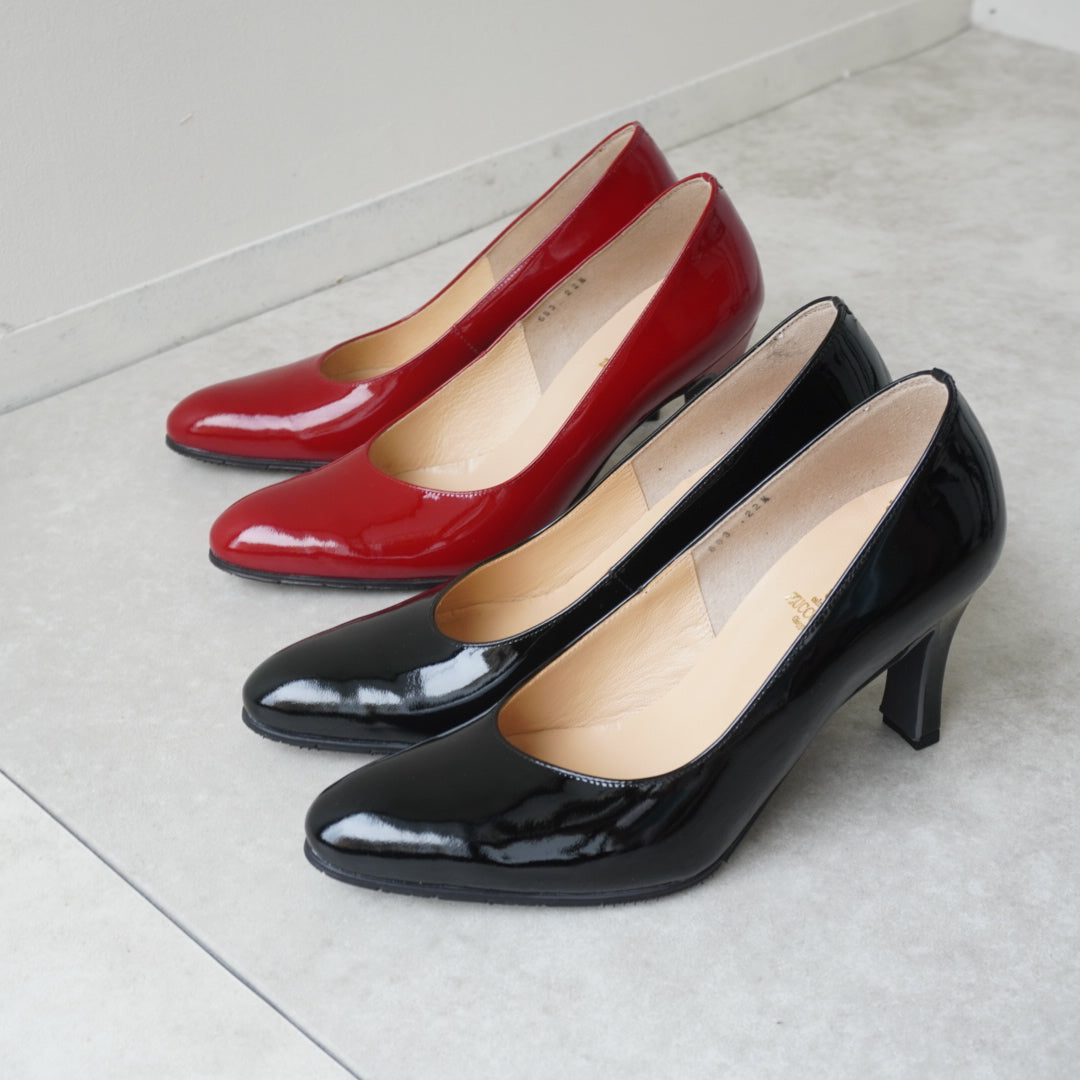 z-683e アーモンドトゥプレーンパンプス／レッドエナメル・ブラック