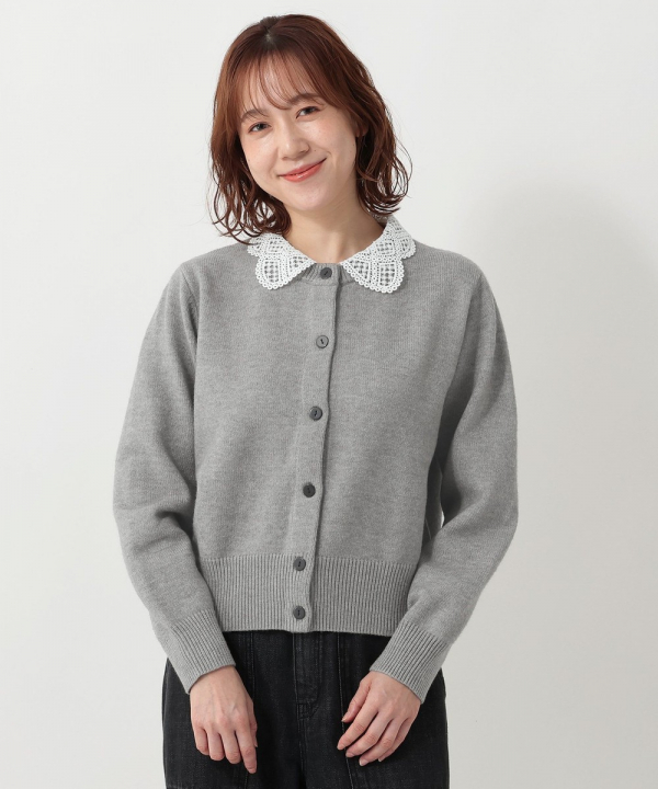 顔まわりに上品な華やかさを添える、レース襟付きのニットカーディガン