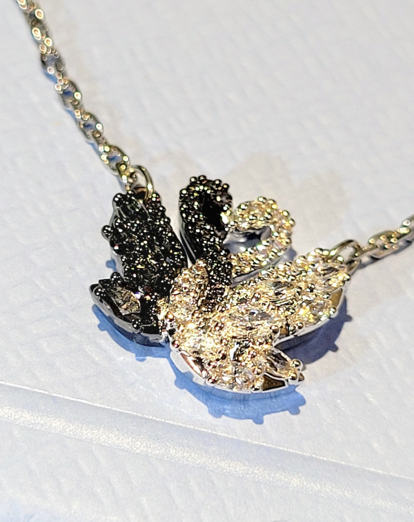 スワンロゴアイテム🦢part1〜ブラック🖤 | スワロフスキー | 大丸梅田
