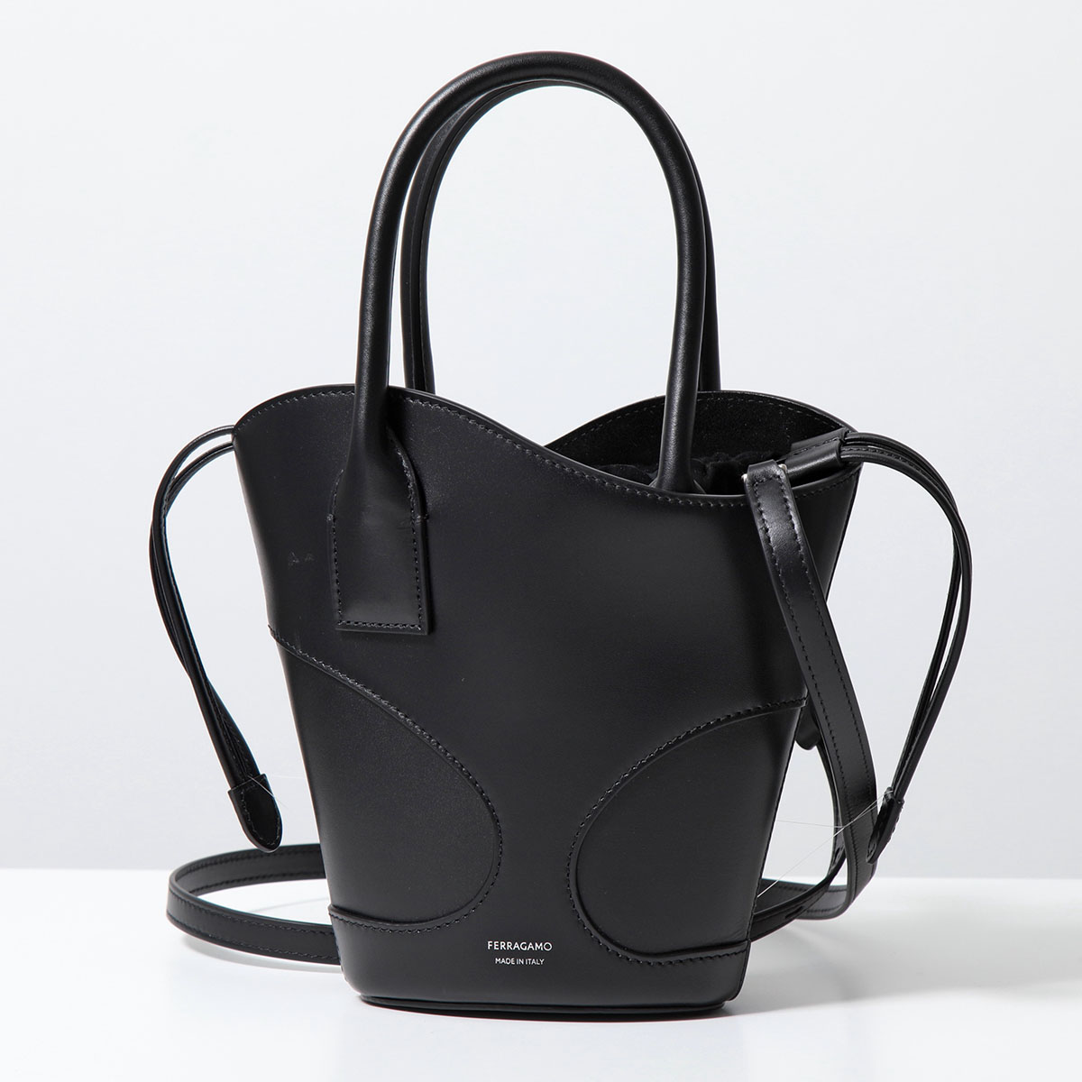 FERRAGAMO（フェラガモ） ショルダーバッグ cut out detailing S 21