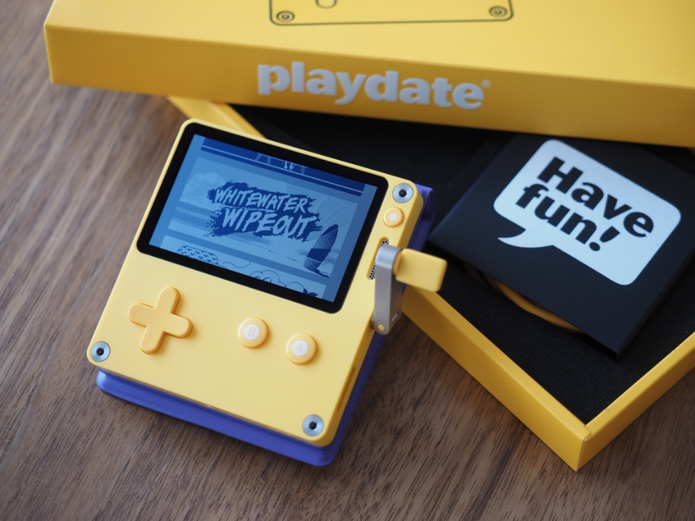 クランクが付いたクセの強い携帯ゲーム機、Panicの「playdate」を