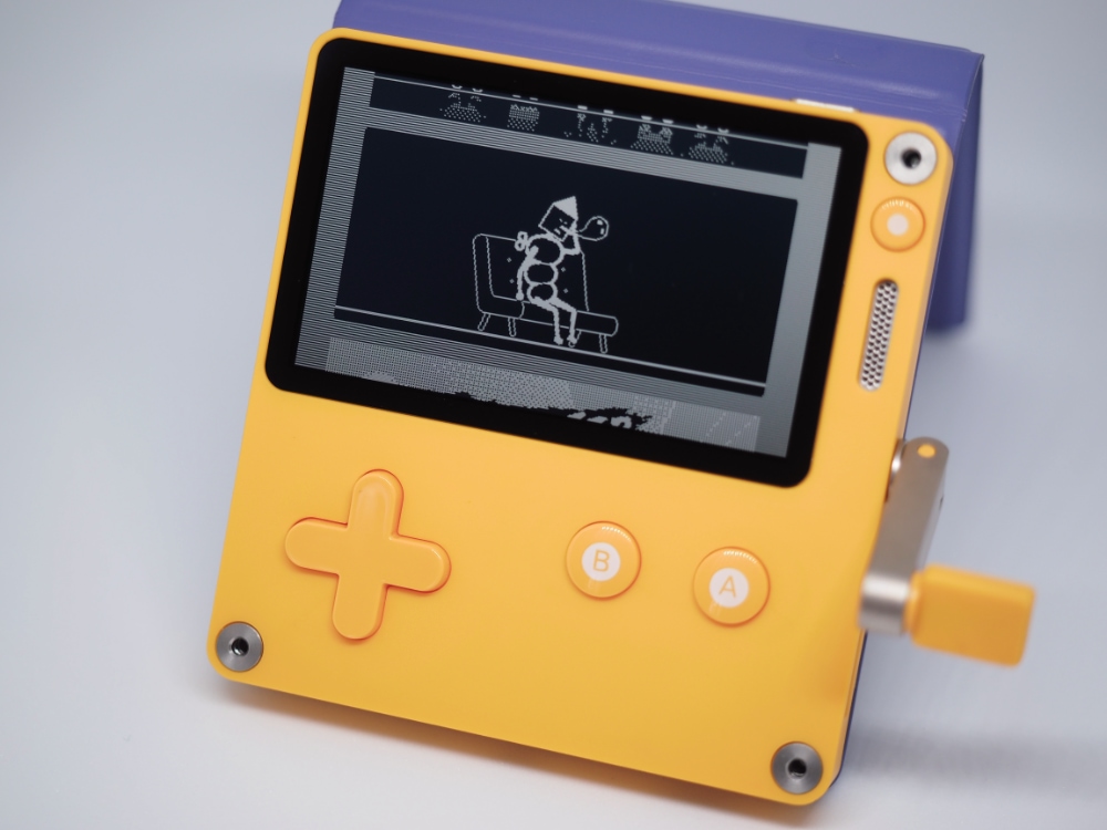 クランクが付いたクセの強い携帯ゲーム機、Panicの「playdate」を