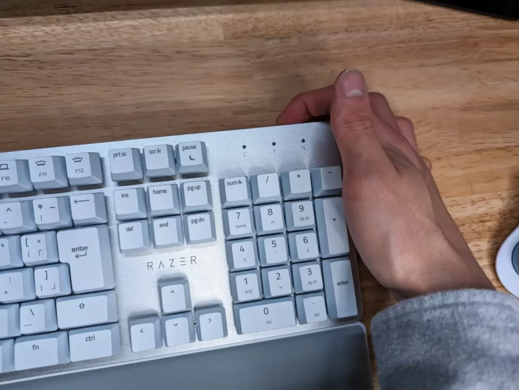 Razer Pro Type Ultra JP レビュー】悪くないけどオススメしづらい白い