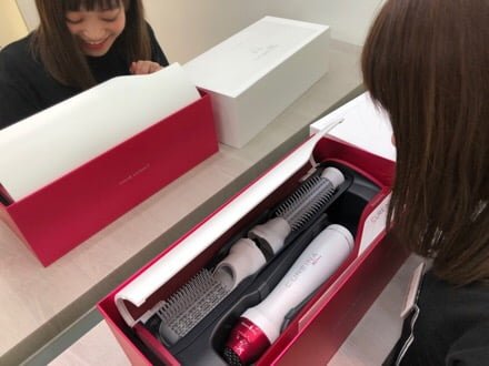 新作人気美容家電 】「 キュレイナ3d plus 」は普通のくるくる