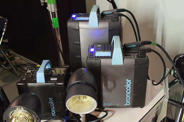 ブロンカラーのハイエンドストロボ「スコロ」＆ モノブロック「シロス