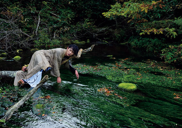 俳優・綾野剛が母なる大地と向き合う様をニコンD4で撮影した写真集「胎