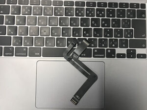 MacBook Air 2020(M1)のトラックパッドとキーボードが効かない修理
