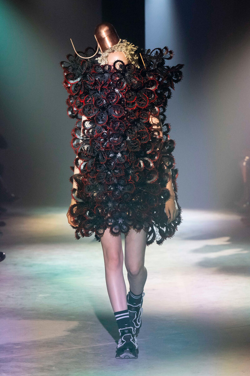 ノワール ケイ ニノミヤ（NOIR KEI NINOMIYA）のキーワードは「ダーク