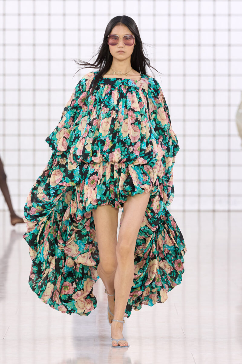 シェミナ・カマリが作り出すクロエ（Chloé）のモダンガーリッシュに