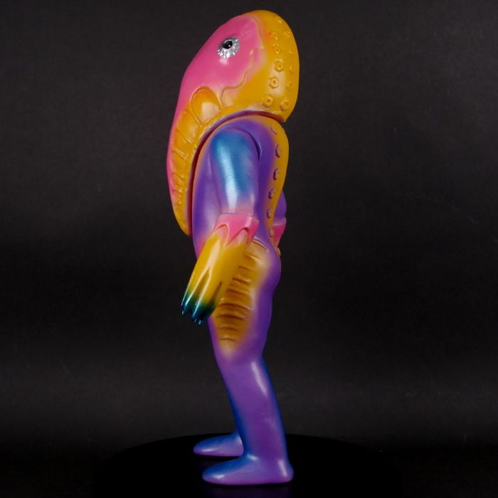 ブルマァクの新たな「狙われた街」！ 「メトロン星人(パープル)」が