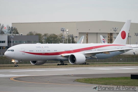 赤い曲線が美しい。新型政府専用機「B777−300ER」が塗装後に初披露