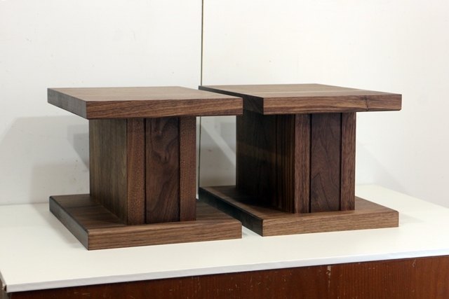 無垢材のスピーカースタンド